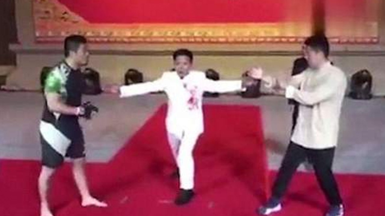 Arts Martiaux : Un combattant de MMA affronte un soi-disant descendant du mentor de Bruce Lee