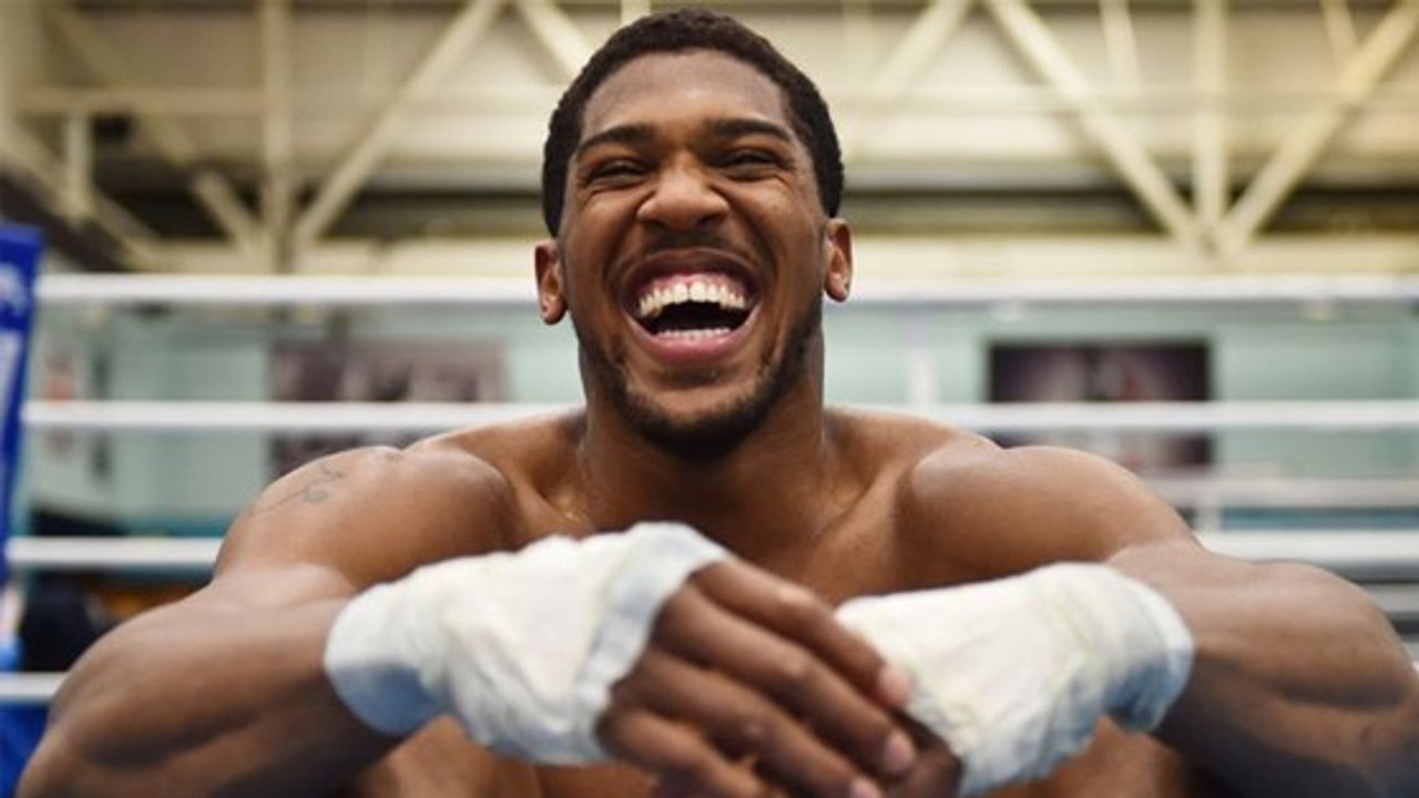 Boxe : Anthony Joshua s'amuse à imiter Deontay Wilder