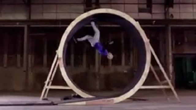 Regardez cet homme réussir un looping intégral en courant