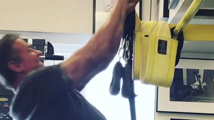 Sylvester Stallone réalise des tractions "headbanger" sous les conseils de Jeff Cavaliere