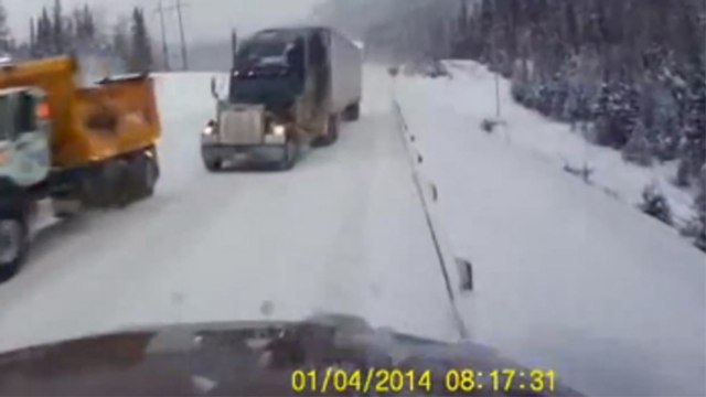 Il frôle l'accident grave lors du dépassement d'un camion sur une route enneigée