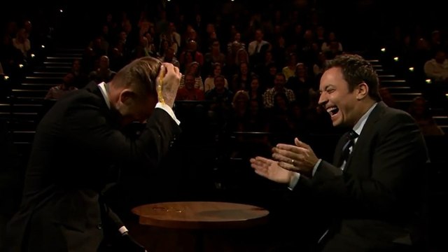 David Beckham se casse un oeuf cru sur la tête sur le plateau de Jimmy Fallon