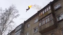 Cet homme met le feu à son corps avant de sauter d'un immeuble
