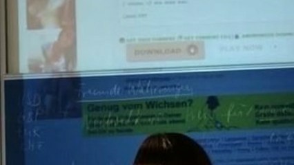 Un professeur oublie d'éteindre son rétroprojecteur alors qu'il regarde un film X