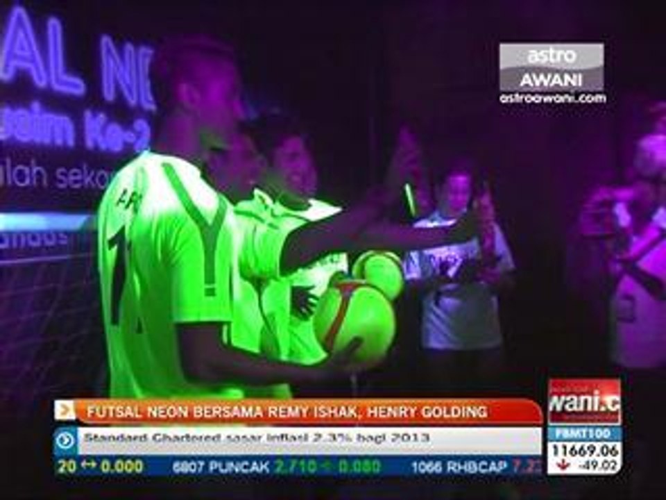 Futsal Neon bersama Remy Ishak, Henry Golding