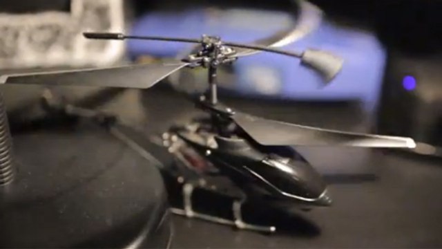 Illusion d'optique : Les pales de cet hélicoptère donnent l'impression de tourner au ralenti mais...