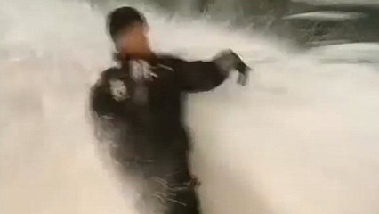 Le journaliste Steve Keeley enfoui sous un mur de neige par un camion en plein direct