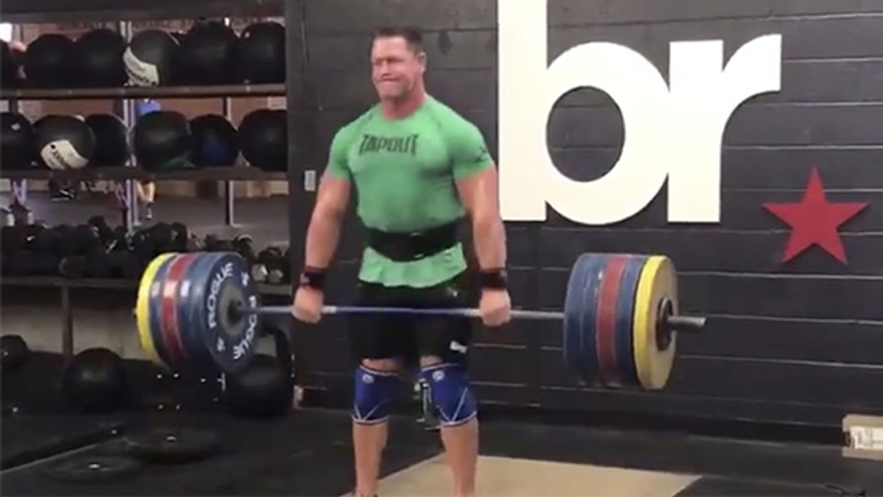 John Cena fête son anniversaire en faisant des deadlifts