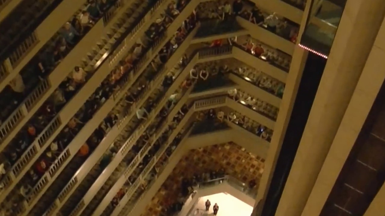 Une chorale de 1000 élèves chante l'hymne national américain aux balcons d'un hôtel