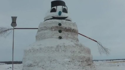 Cet extraordinaire bonhomme de neige est l'un des plus grands du monde