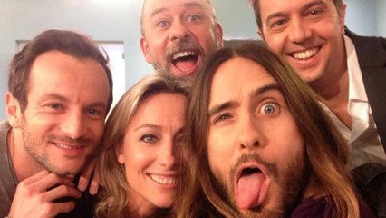 C à Vous : Anne-Sophie Lapix prend un selfie avec Jared Leto et ses chroniqueurs