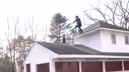 Il rate sa cascade en vélo et s'écrase l'entrejambe sur la selle