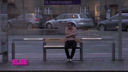 Découvrez l'incroyable réaction des passants devant cet homme frigorifié à un arrêt de bus