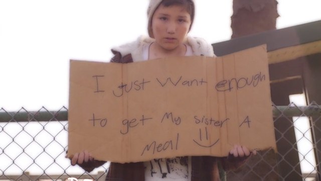 Il demande à un enfant de mendier dans les rues pour voir la réaction des passants