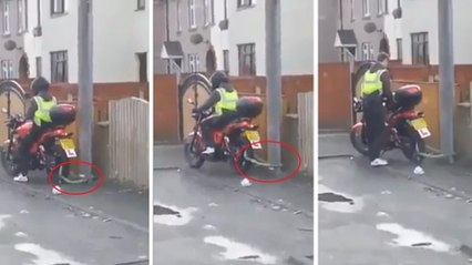 Il oublie de retirer le cadenas avant de démarrer sa moto