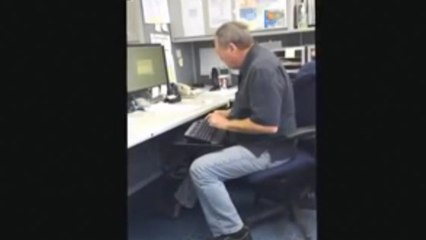 Il tape sur son clavier d'ordinateur comme avec une machine à écrire