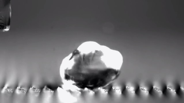 Effet Leidenfrost : Ce moment incroyable où les gouttes d'eau lévitent au-dessus d'une surface chaude