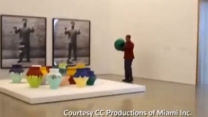 L’artiste Maximo Caminero rentre dans un musée et casse un vase très précieux