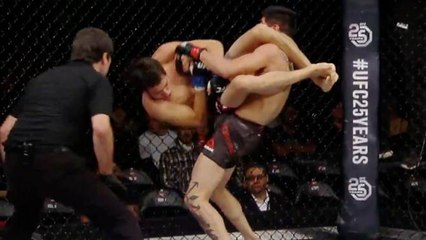 Gabriel Benitez bat Humberto Bandenay d'un énorme slam à l'UFC Fight Night du Chili