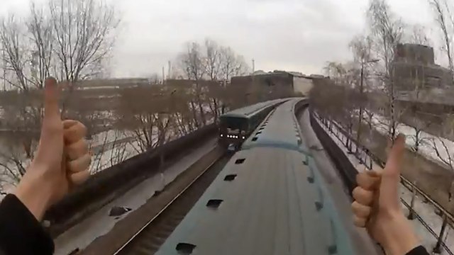 Ce Russe se filme sur le toit d'un métro en marche