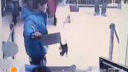 Armé d'un hachoir à viande, cet homme réalise un braquage ridicule et fait rire ses victimes