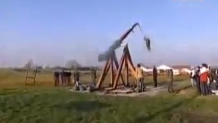 Ces personnes se font catapulter dans les airs grâce à une arme du Moyen-Age