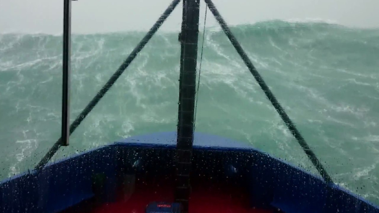 Irlande : Un bateau affronte une énorme tempête en pleine mer