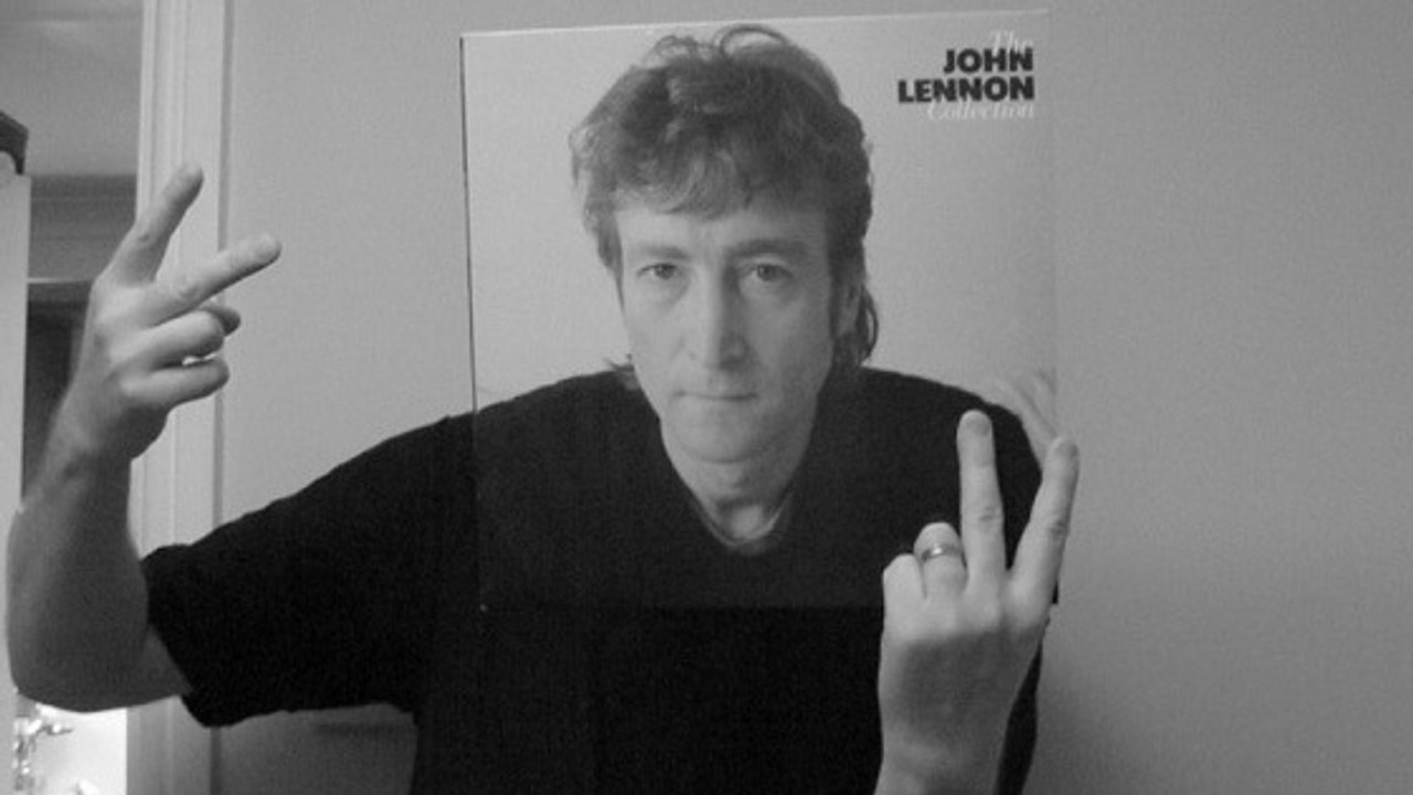 Sleeveface : Le phénomène des personnes qui posent avec des pochettes de disques vinyles