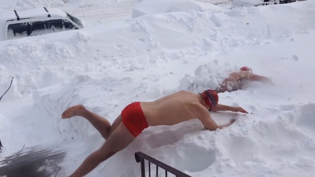 Vêtus d'un maillot de bain, deux Américains se lancent le défi de nager dans la neige