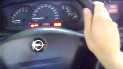 Au démarrage de cette Opel, le volant tourne tout seul dans tous les sens