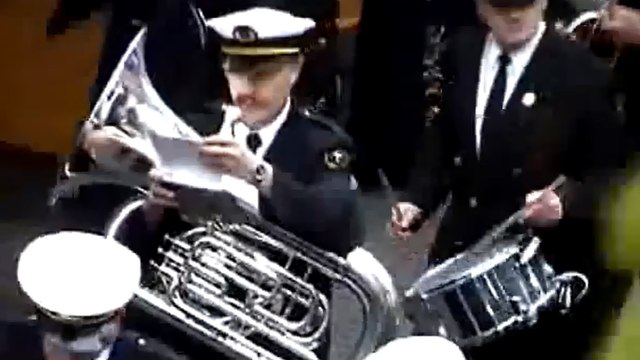 Cet homme détruit une fanfare avec sa trompette