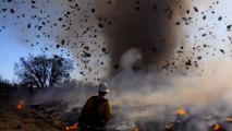 Une tornade de virevoltants rend un feu incontrôlable pour les pompiers !