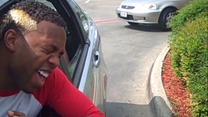 Il passe sa commande en chantant au Drive de McDonald's