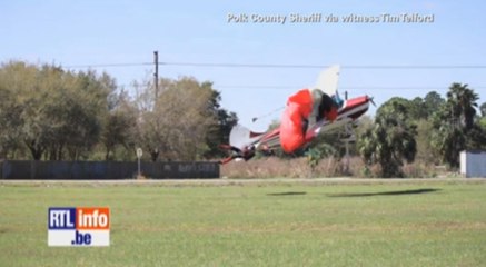 Un avion percute un parachutiste et s'écrase au sol