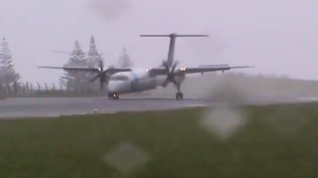 Regardez l'atterrissage mouvementé de cet avion pris dans une tempête au Portugal
