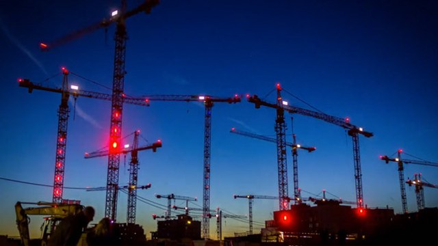 Découvrez une danse incroyable exécutée par... des grues de chantier