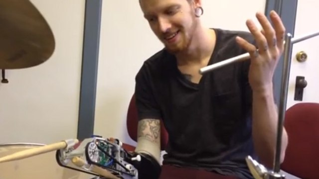 Amputé d'un bras, le batteur Jason Barnes joue de la batterie avec une prothèse robotisée