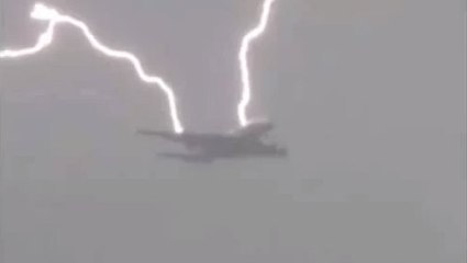 Un Boeing foudroyé trois fois en plein vol