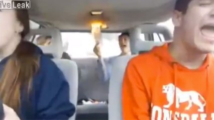 Ils mettent le feu à une voiture en chantant "Set Fire To The Rain" d’Adele