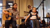 Gravement handicapé, cet enfant chante ''Ho Hey'' des Lumineers avec l'aide de son prof de musique
