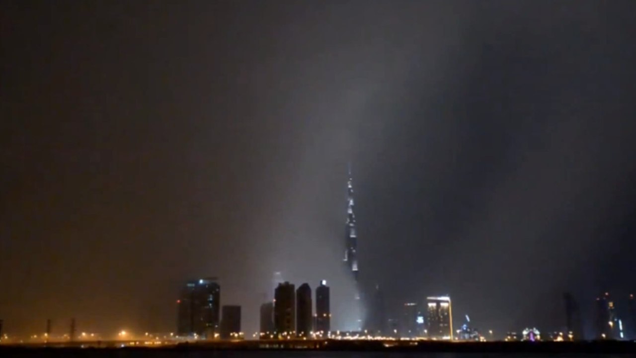 Burj Khalifa : La plus haute tour du monde disparaît pendant une tempête