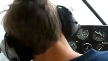 Ce pilote d'avion fait semblant d'avoir un malaise et met son passager en panique