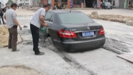 Il tente de prendre un raccourci, sa Mercedes reste bloquée dans du ciment
