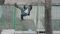 Ivre, cet homme tente d'escalader une barrière inutilement