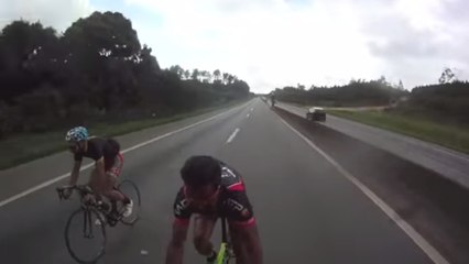 Ces deux cyclistes roulent à 124 km/h sur l'autoroute !