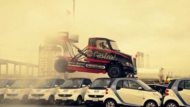 Au volant d'un camion, il fait des dérapages et des cascades incroyables