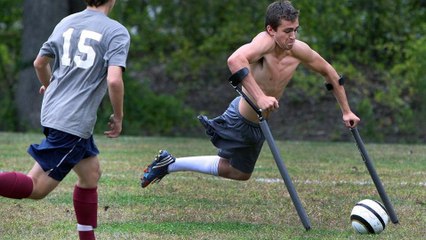 Né avec une jambe, Nico Calabria est un grand joueur de football et passionné de sport