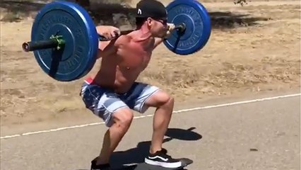 Scott Mathison fait des squats avec une barre sur un longbard