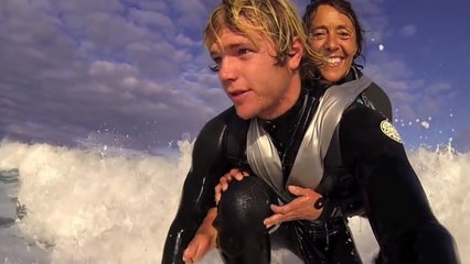 Paraplégique, Pascale Honore fait du surf attachée sur le dos d'un surfeur