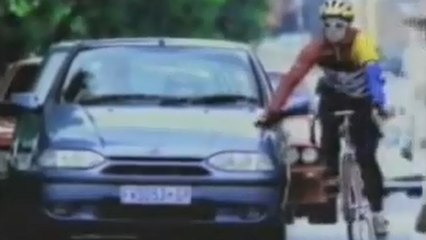 Ce cycliste n'aurait pas dû s'appuyer sur cette voiture !